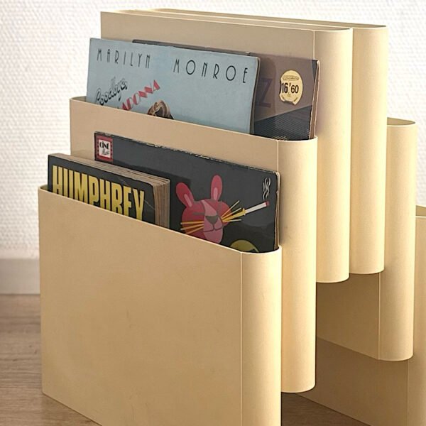 Porte-revues Giotto Stoppino pour Kartell modèle 4675 beige avec magazines.