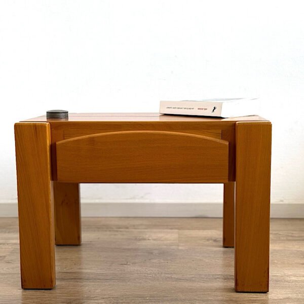 Table de chevet vintage en orme massif par la Maison Regain, vue de face