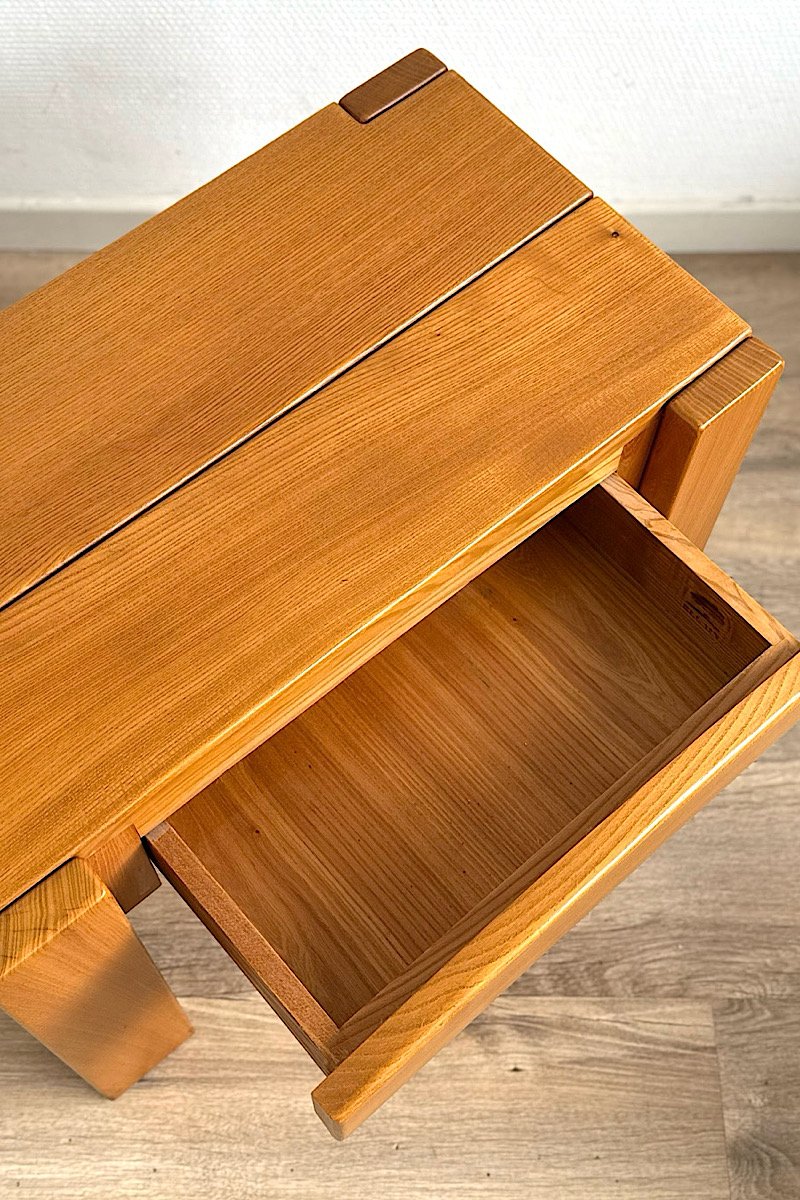 Table de chevet en bois de style brutaliste Maison Regain avec tiroir entrouvert.