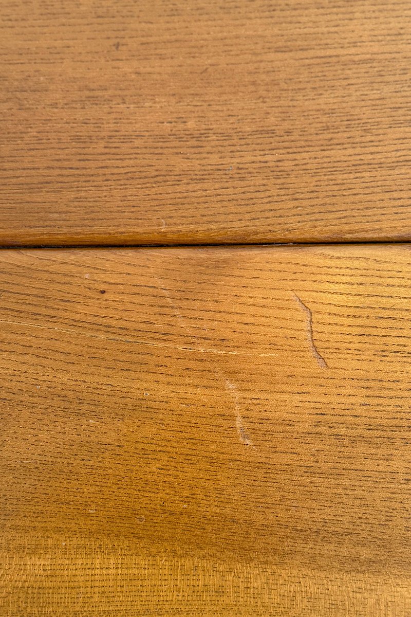 Détail des lignes d'assemblage et du veinage du bois sur le plateau de la table de chevet Regain