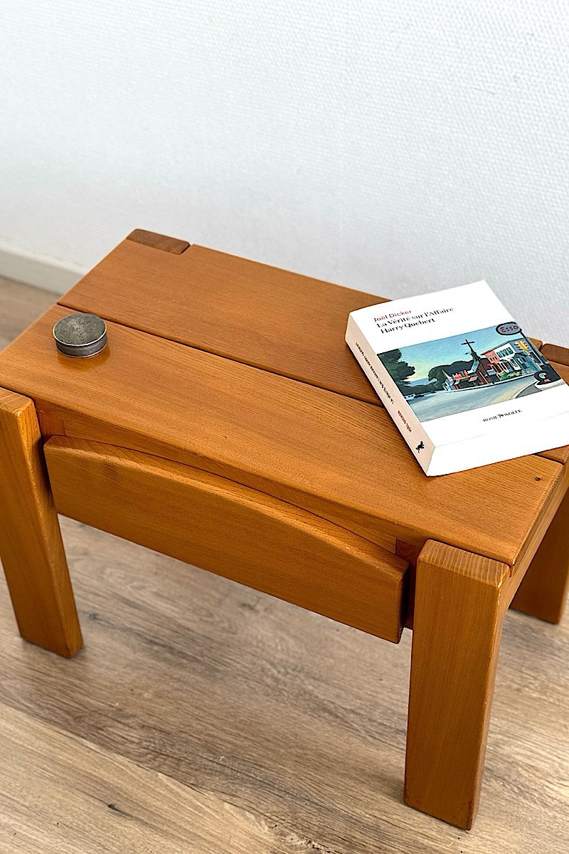 Plateau supérieur de la table de chevet en orme Maison Regain avec un livre posé dessus.