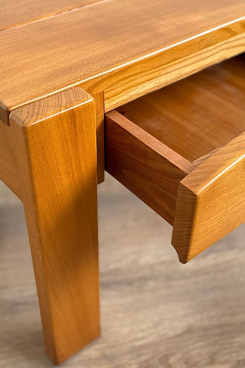 Zoom sur le tiroir en bois ouvert de la table de chevet Maison Regain