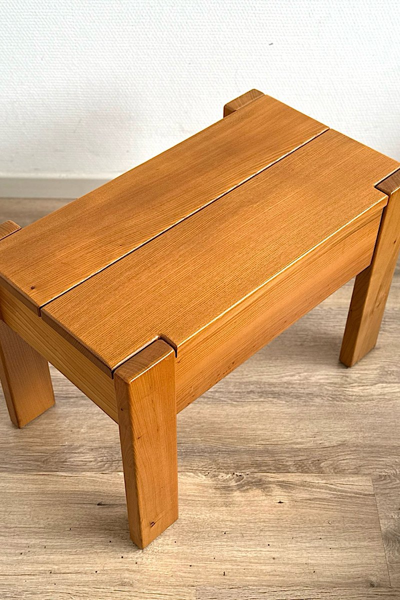 Vue plongeante de trois-quarts d'une table de nuit Maison Regain en bois brut