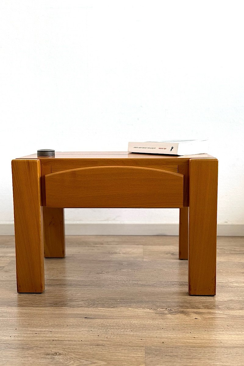 Table de chevet vintage en orme massif par la Maison Regain, vue de face