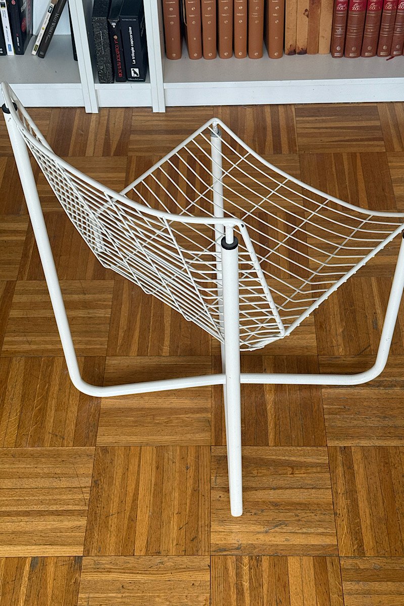 Vue arrière d'une chaise design vintage en fil de métal blanc, modèle iconique créé par Niels Gammelgaard pour IKEA dans les années 80