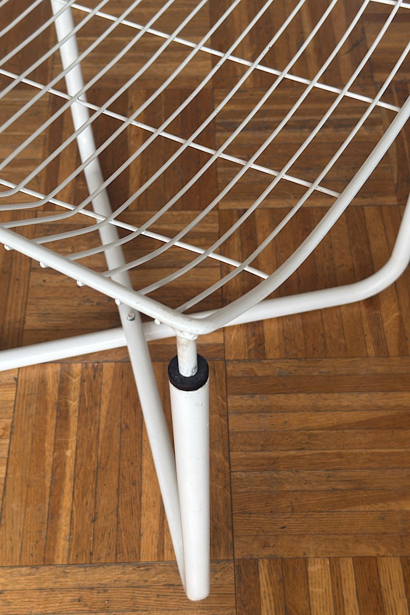 Gros plan sur le piétement d'une chaise design vintage en fil de métal blanc, modèle des années 80 par Niels Gammelgaard pour IKEA.