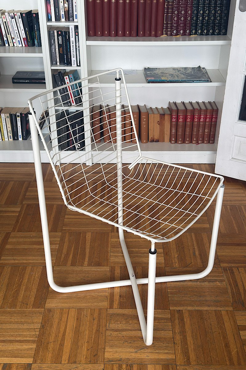 Vue plongeante sur une chaise design vintage en fil de métal blanc, modèle iconique créé par Niels Gammelgaard pour IKEA dans les années 80.