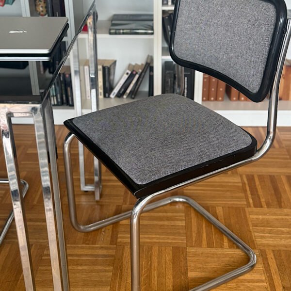 Chaise vintage modèle Cesca B32 de Marcel Breuer avec assise et dossier gris et structure en tube d'acier chromé posée sur un parquet