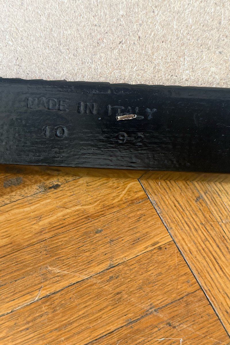 Zoom sur le marquage "Made in Italy" sous la chaise Cesca B32