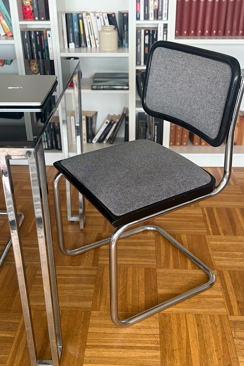 Chaise vintage modèle Cesca B32 de Marcel Breuer avec assise et dossier gris et structure en tube d'acier chromé posée sur un parquet