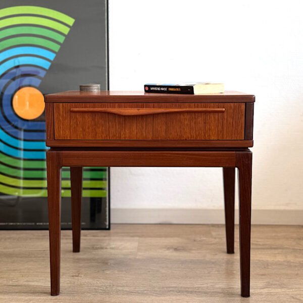 Table de chevet vintage en teck avec tiroir et poignée sculptée