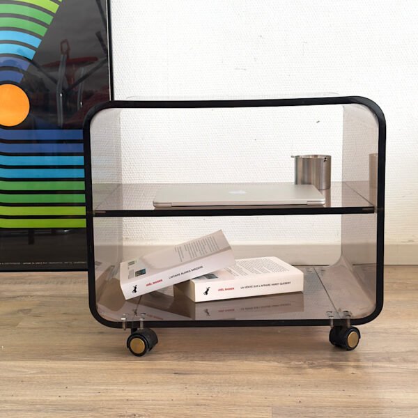 Table basse en plexiglas fumé sur roulettes