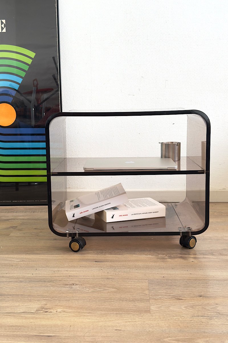 Table basse en plexiglas fumé sur roulettes
