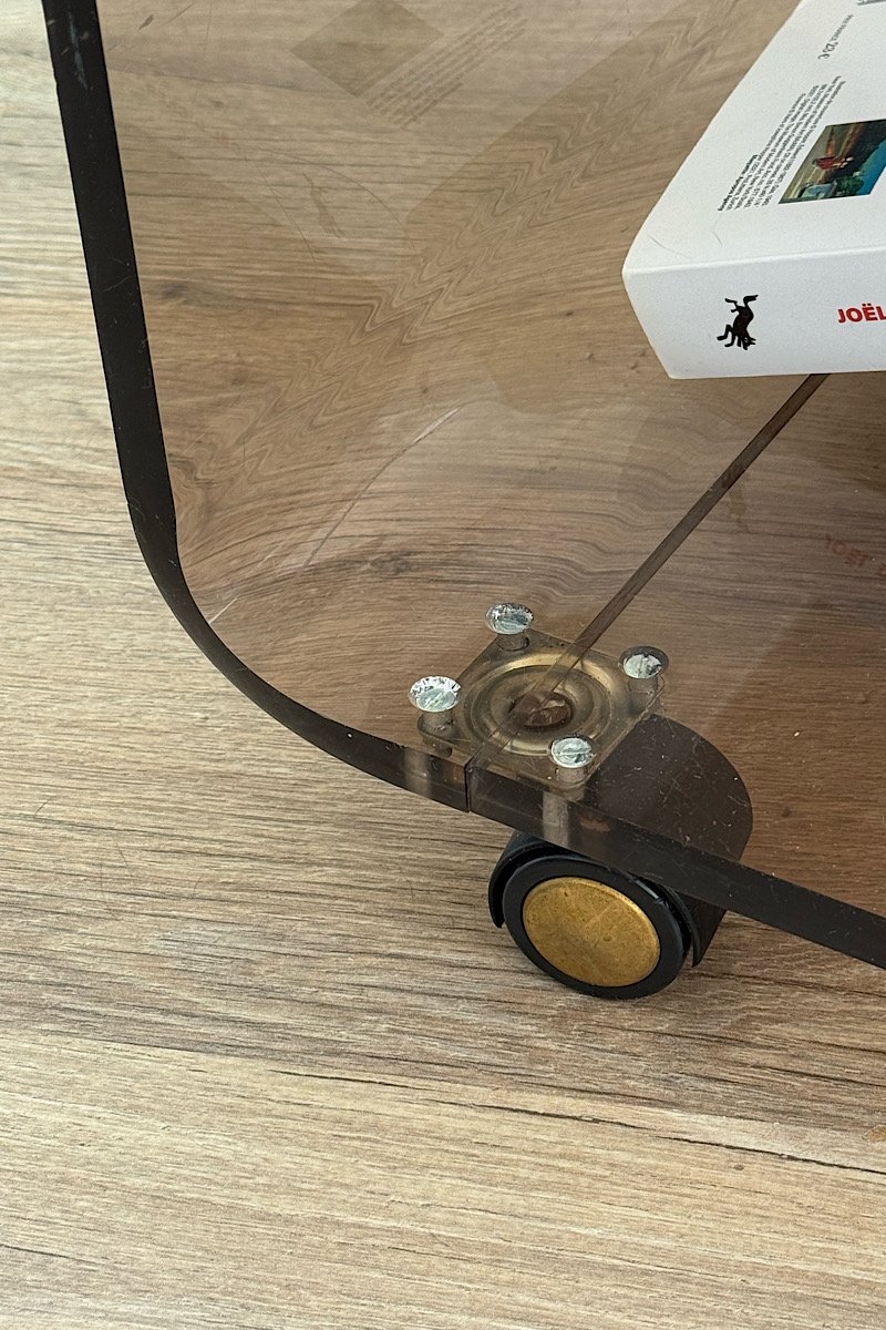 Table basse en plexiglas fumé sur roulettes, zoom sur les roulettes