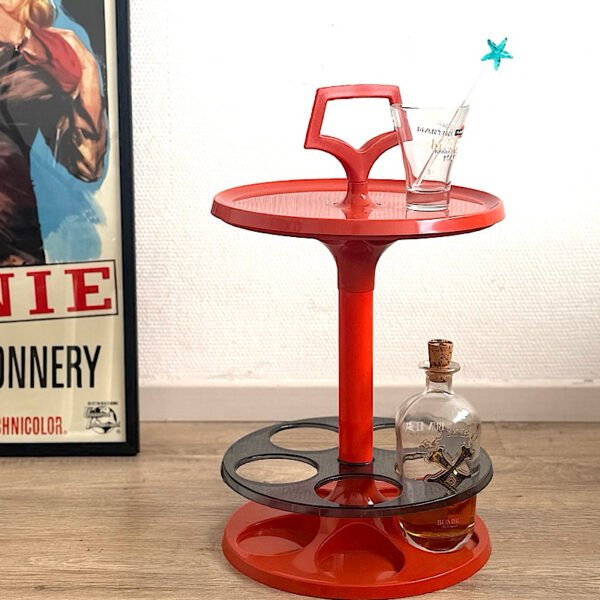 Table bar orange des années 70, photo de présentation avec une bouteille et un verre