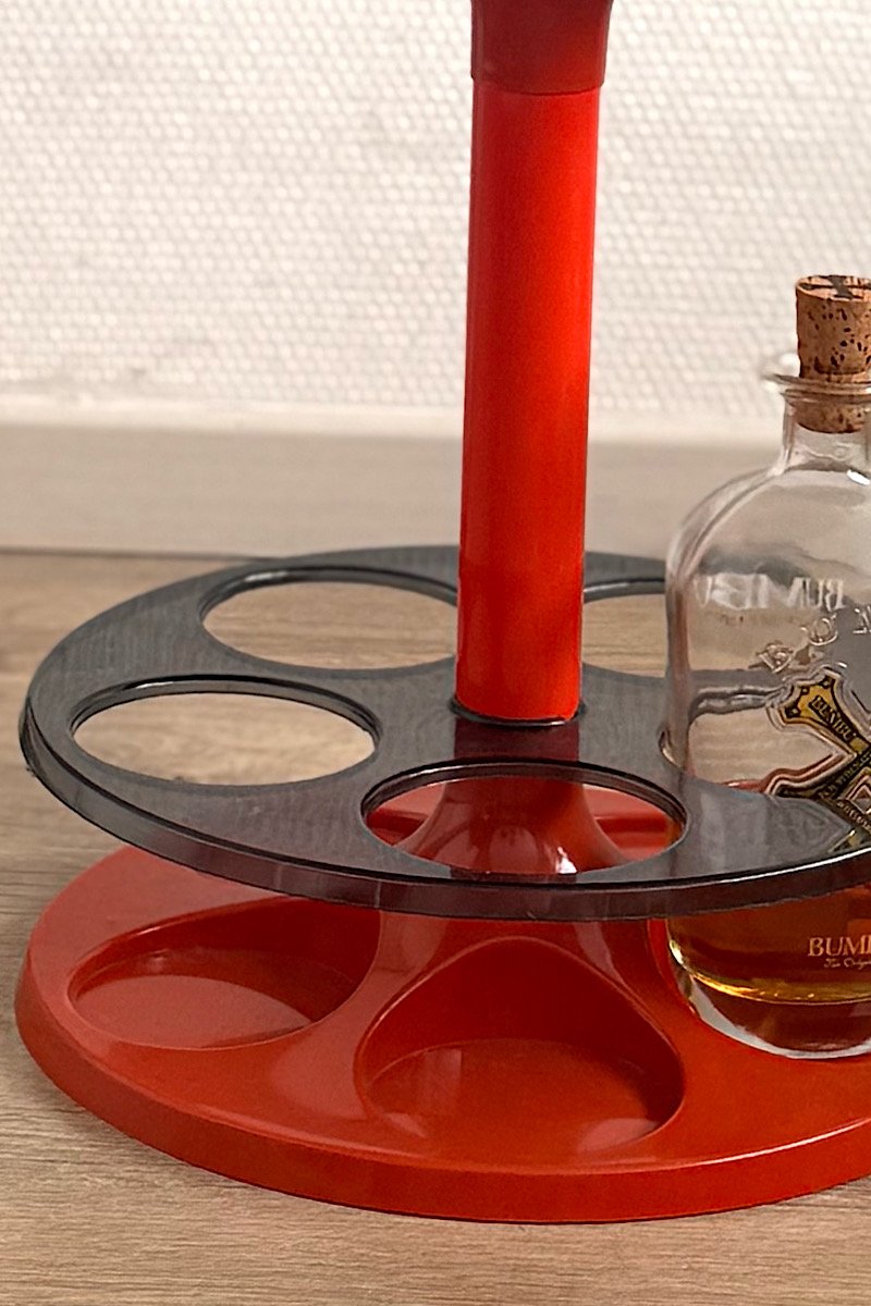 Table bar orange des années 70, zoom sur le plateau du bas
