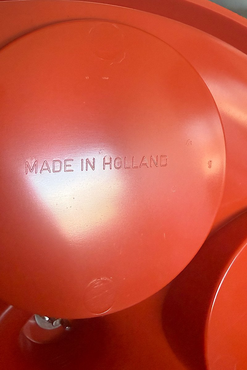 Table bar orange des années 70, vue de dessous avec le marquage "Made in Holland"