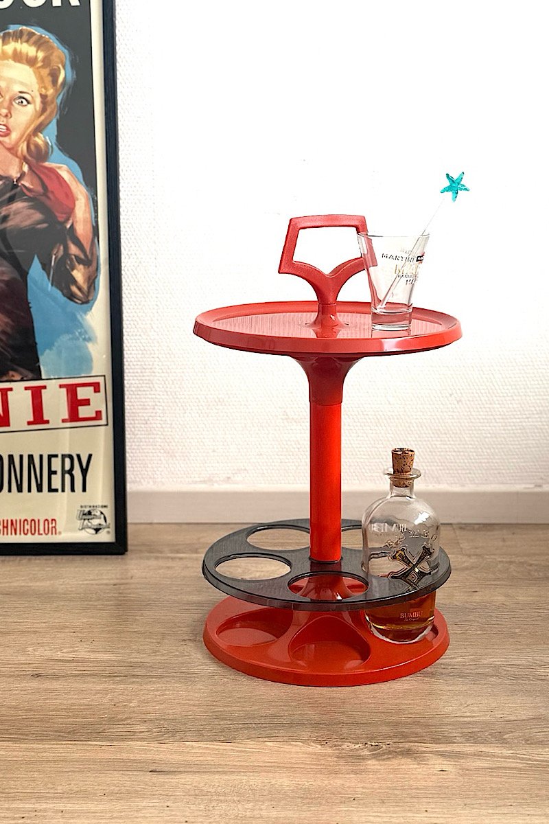 Table bar orange des années 70, photo de présentation avec une bouteille et un verre