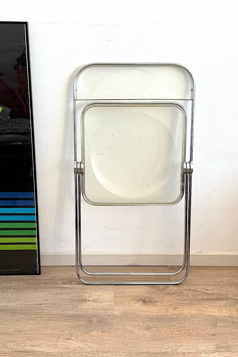 chaise plia Castelli transparente, vue repliée face au mur