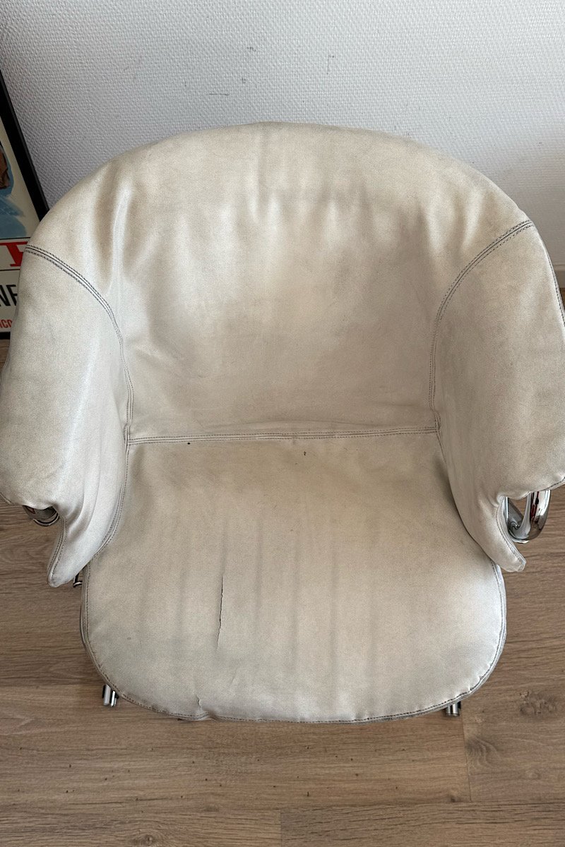 Vue de face du coussin et de l'assise en cuir crème du fauteuil Flynn par Gastone Rinaldi.