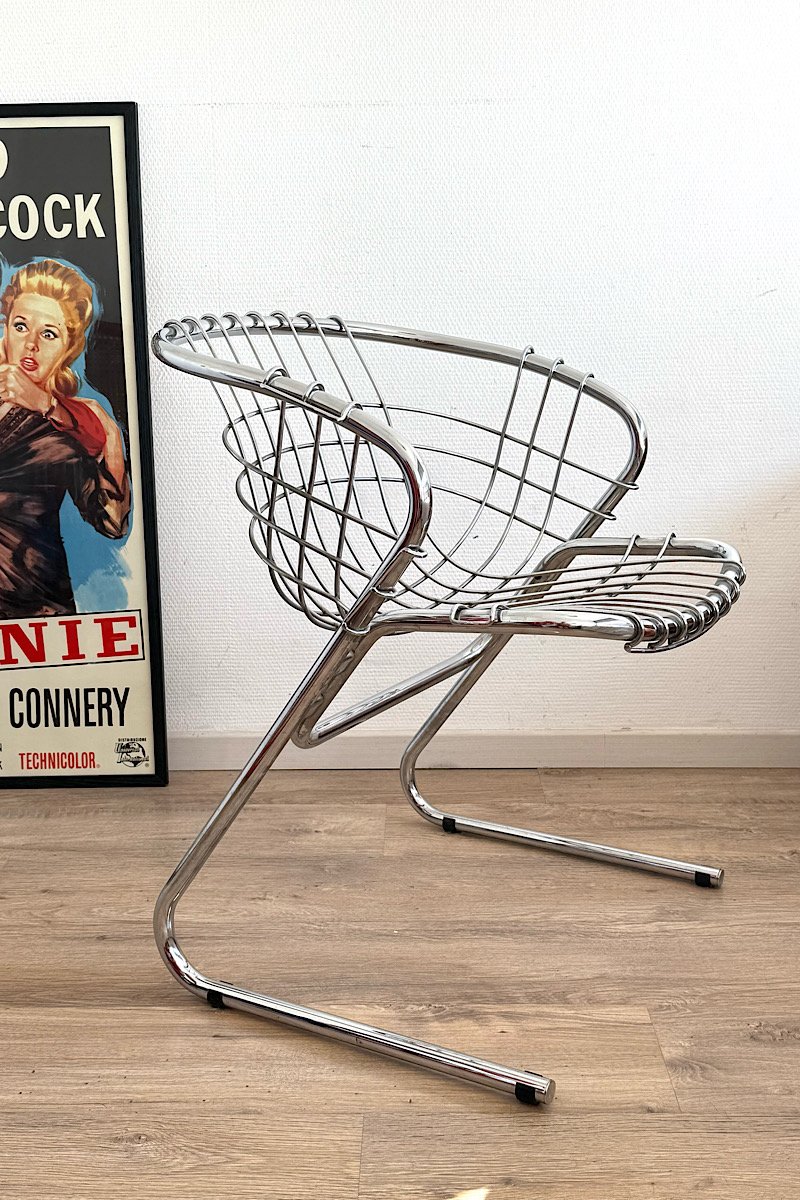 Vue de côté du fauteuil Flynn de Gastone Rinaldi en métal chromé