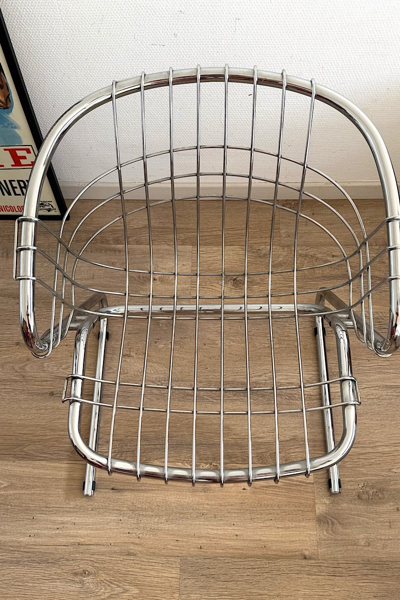 Vue de dessus du fauteuil Flynn de Gastone Rinaldi, avec sa structure en fil de métal chromé