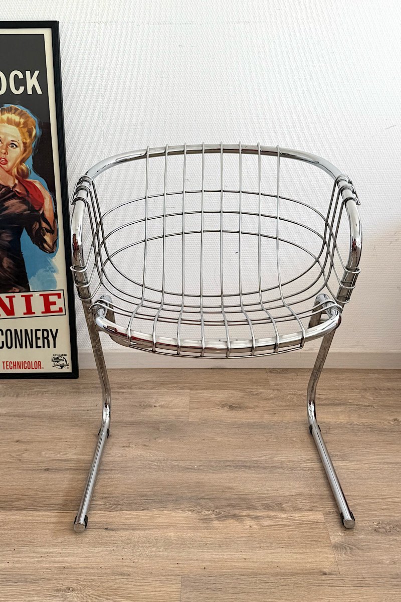 Vue de face du fauteuil Flynn par Gastone Rinaldi montrant sa structure filaire en métal chromé