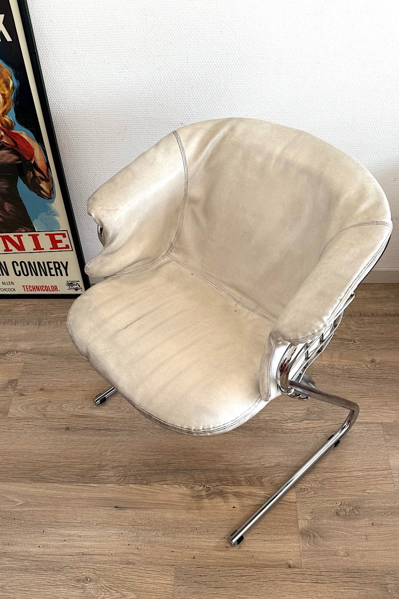 Vue en hauteur du fauteuil Flynn de Gastone Rinaldi en métal chromé et cuir crème