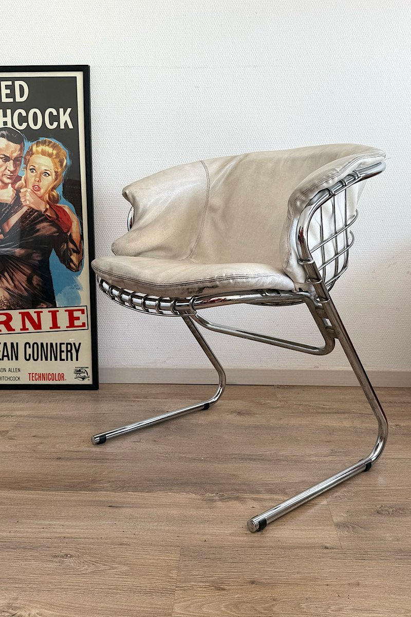 Fauteuil vintage modèle Flynn par Gastone Rinaldi en métal chromé et galette d'assise en cuir blanc